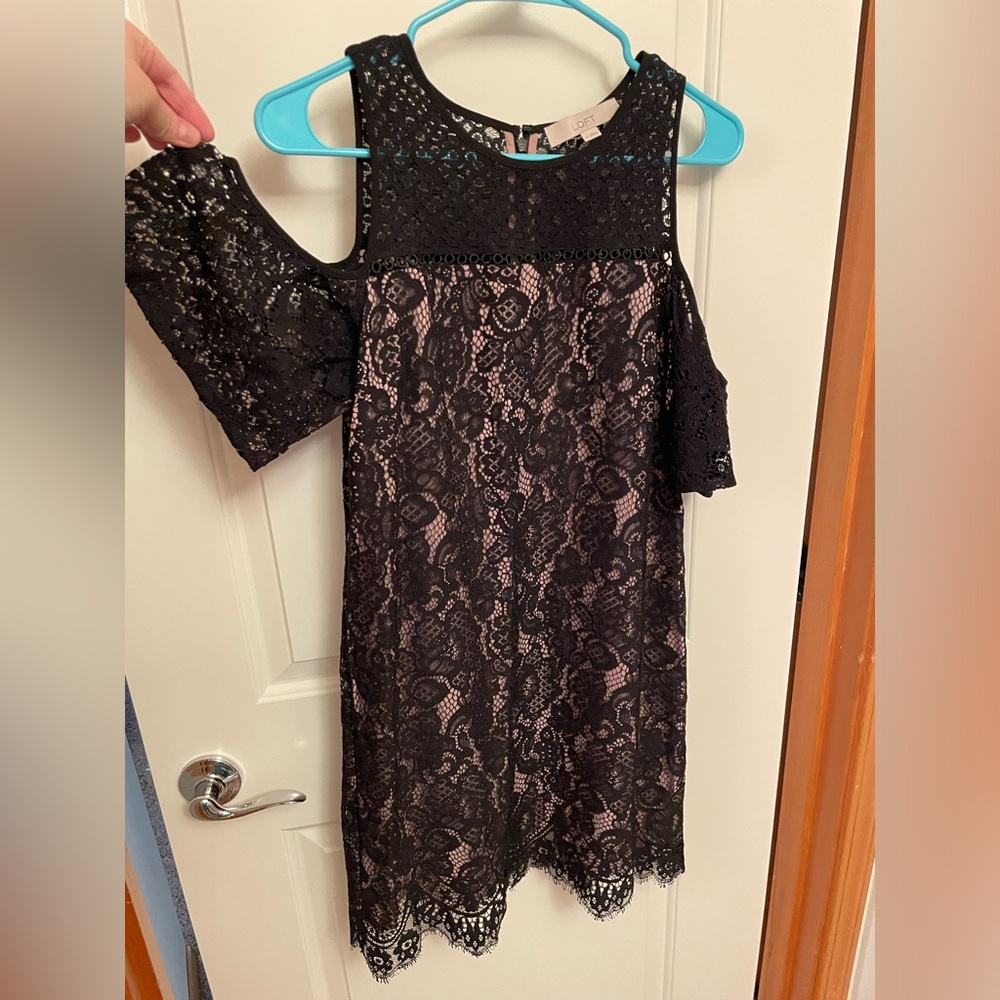 LOFT Size 4 Black & Cream Lace Cut Out Shoulder Dress